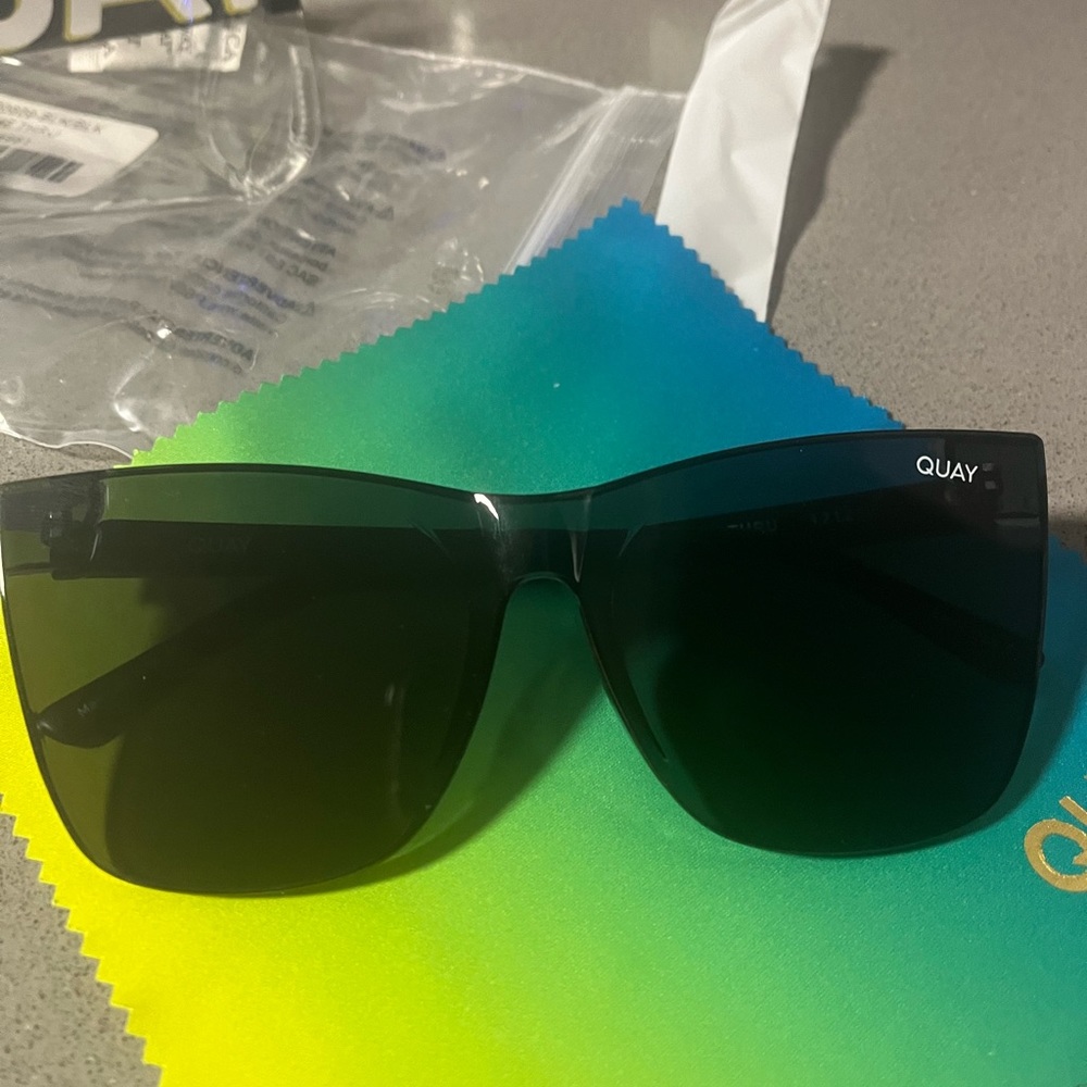 Come Thru Quay Black Sunglasses